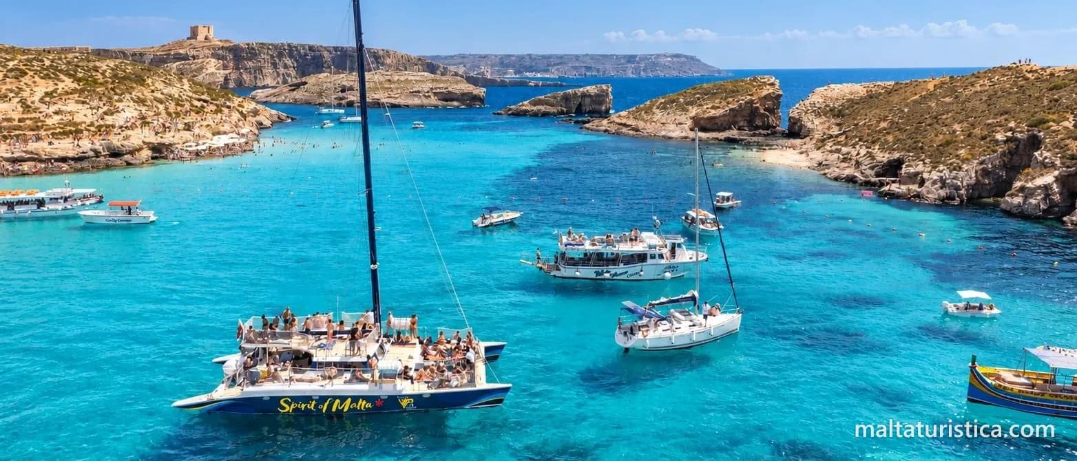 La Blue Lagoon de Comino desde el aire, con el catamarán Spirit of Malta y otros barcos fondeados y la Torre de Santa María en lo alto del acantilado