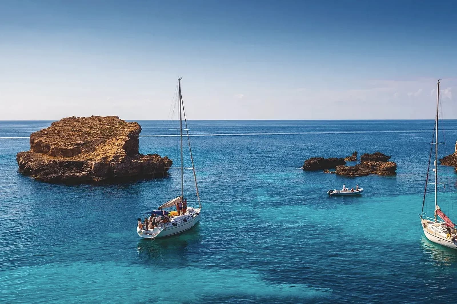 Veleros fondeados en el agua turquesa de la Blue Lagoon de Comino