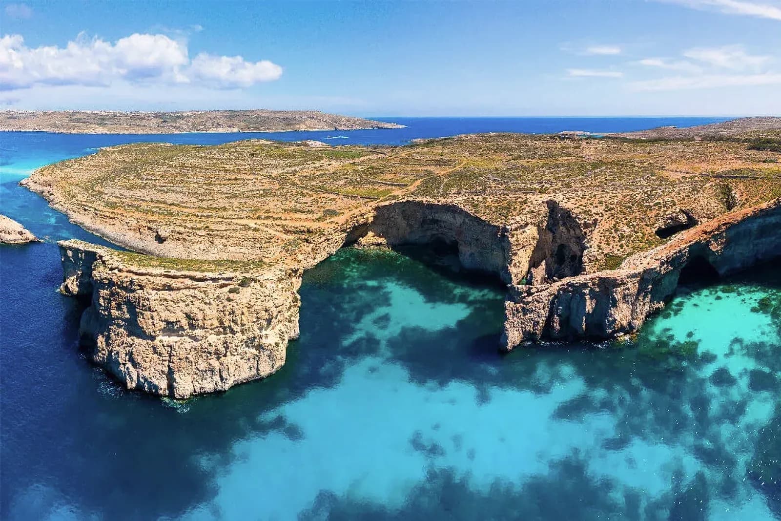 El agua cristalina de la Crystal Lagoon, entre los acantilados de Comino