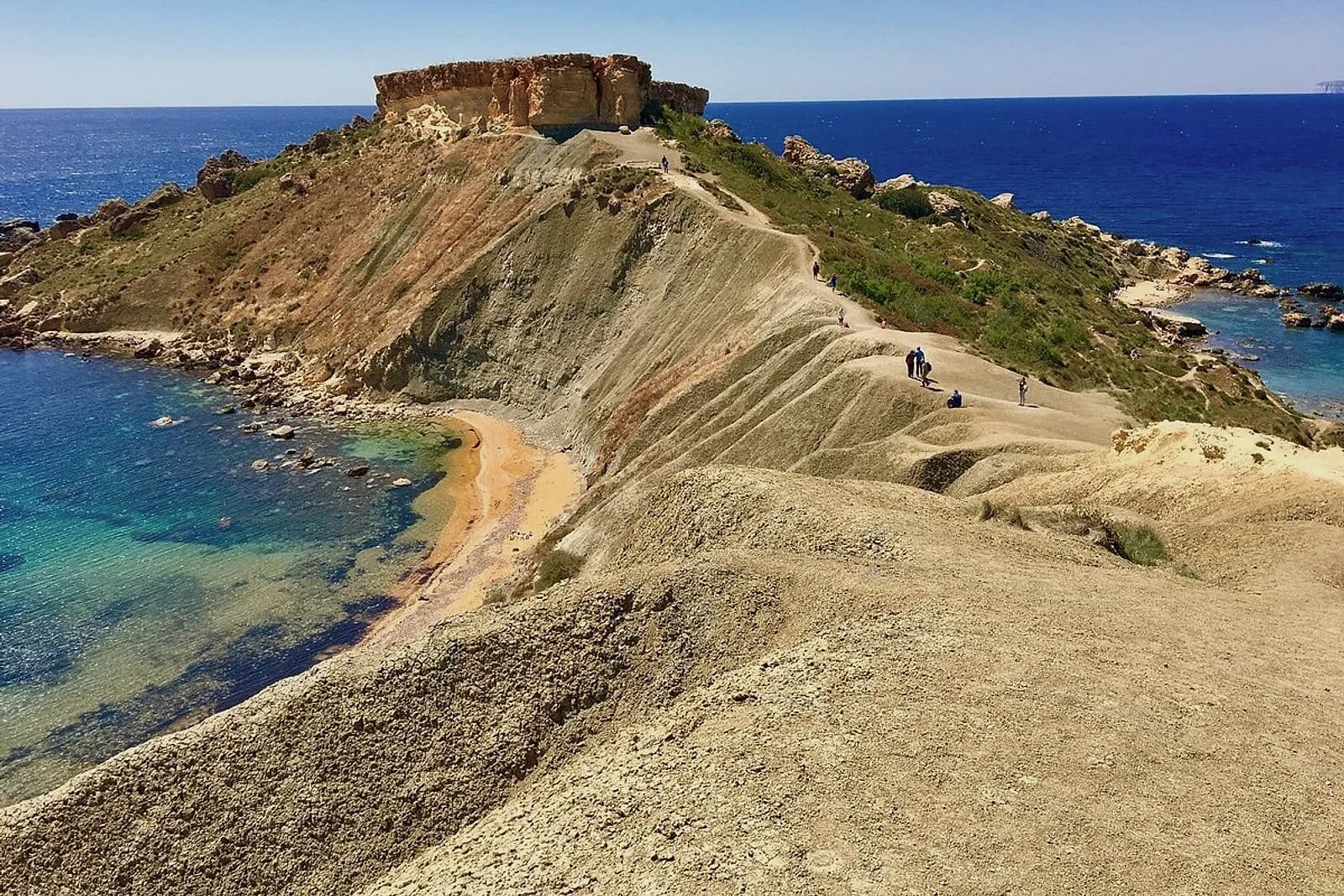 El promontorio de arcilla de Il-Qarraba, con el sendero hasta la cima de roca y el mar a los dos lados