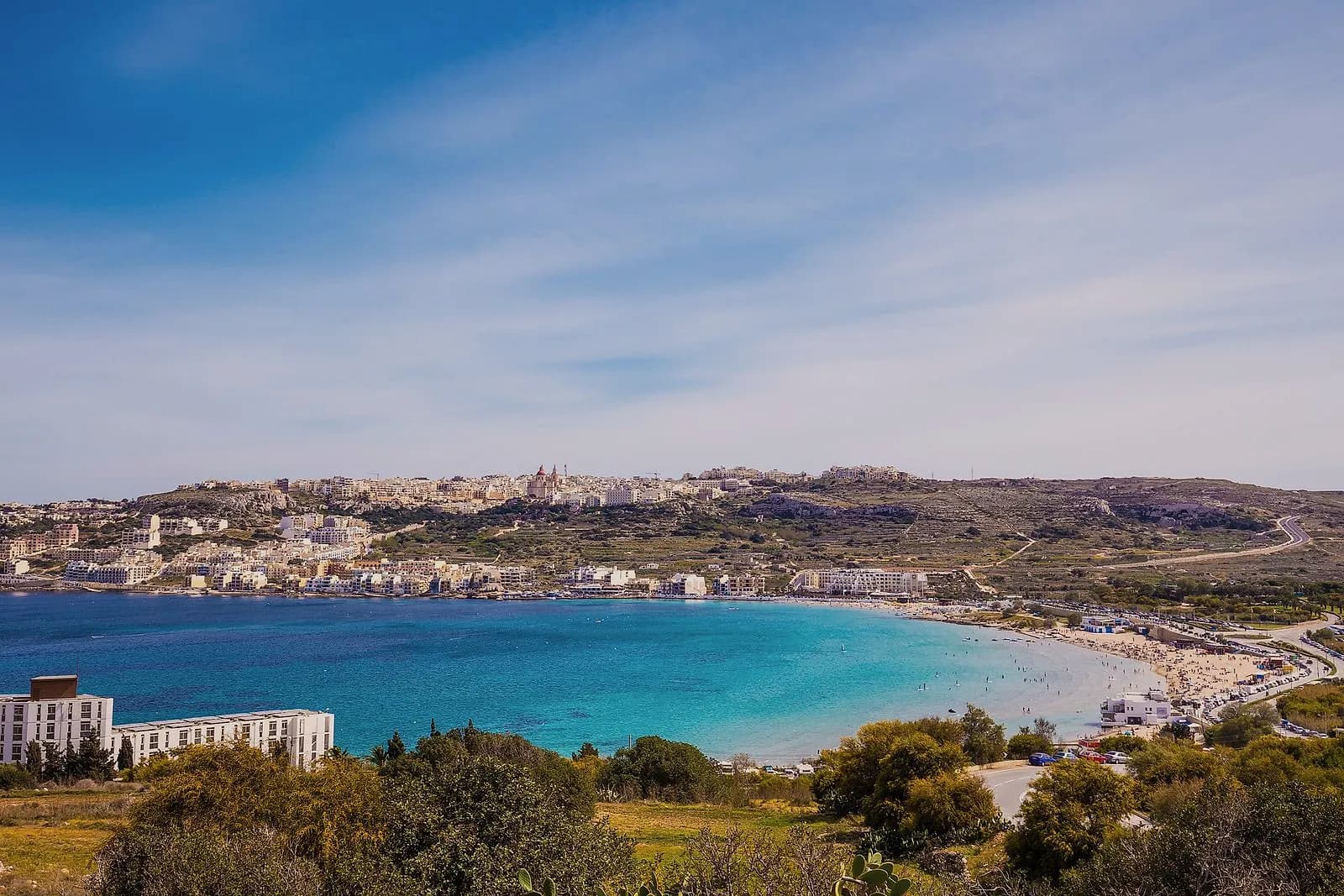 Mellieħa Bay, la playa de arena más larga de Malta, vista desde la colina
