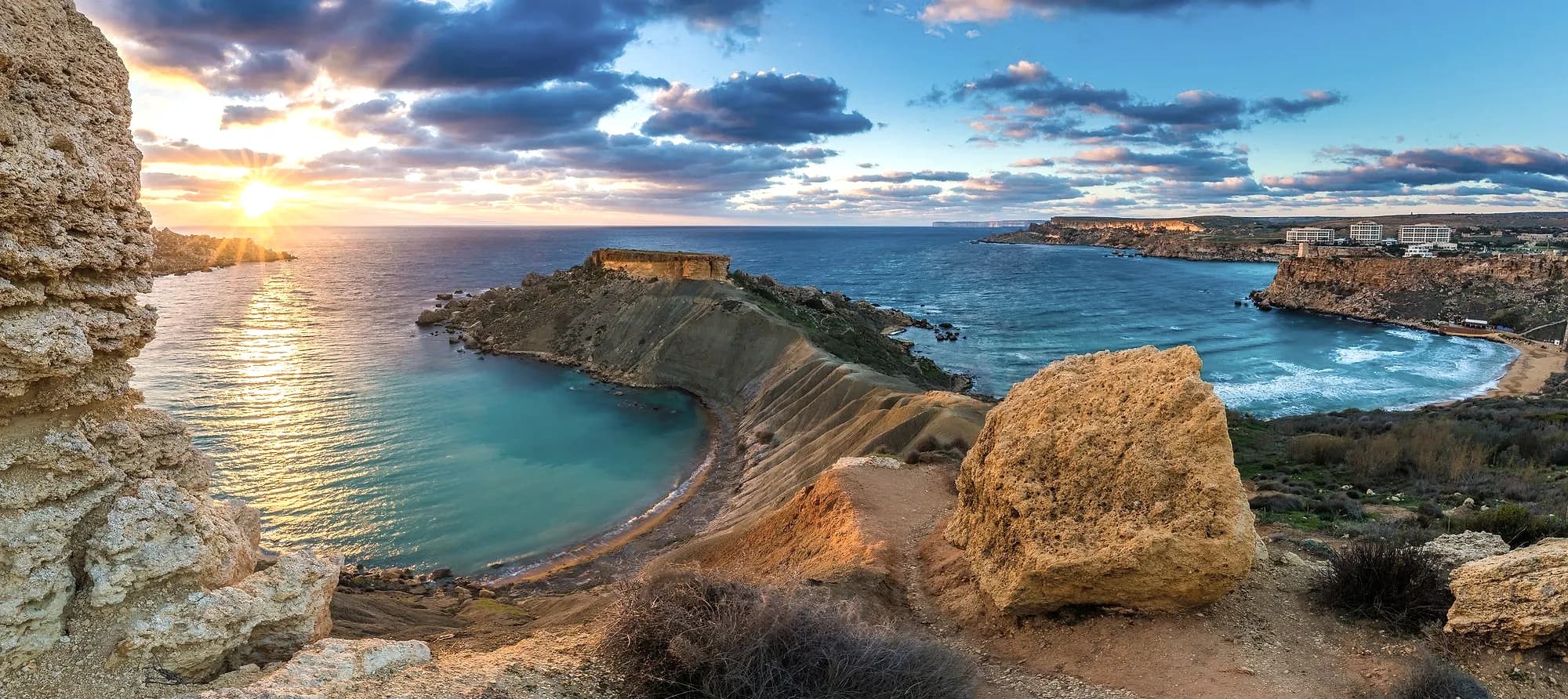 Atardecer desde el mirador sobre las dos bahías: Qarraba Bay a la izquierda y Riviera Bay (Għajn Tuffieħa) a la derecha, en el noroeste de Malta