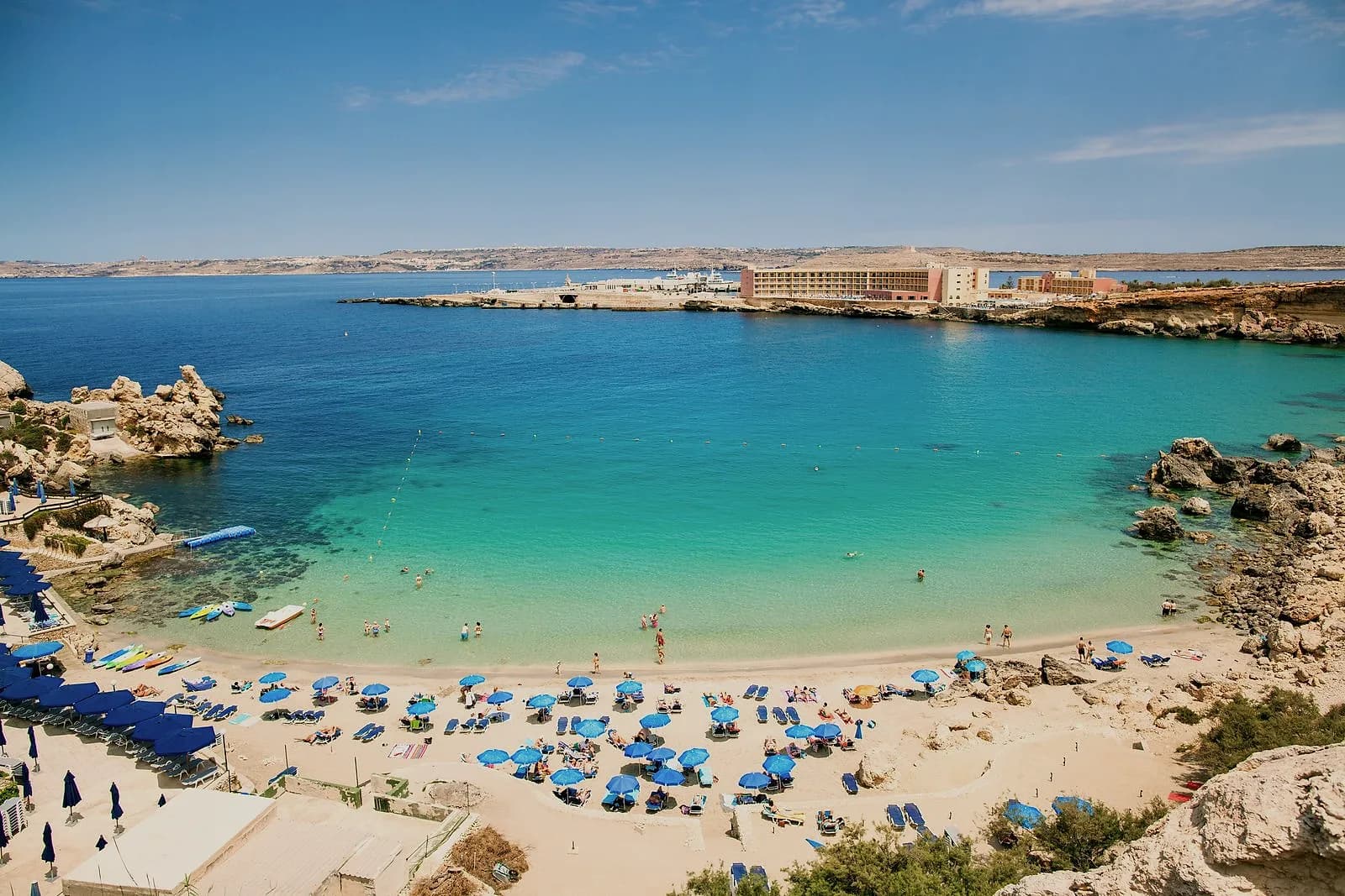 Paradise Bay, una cala de arena con hamacas azules frente a Comino