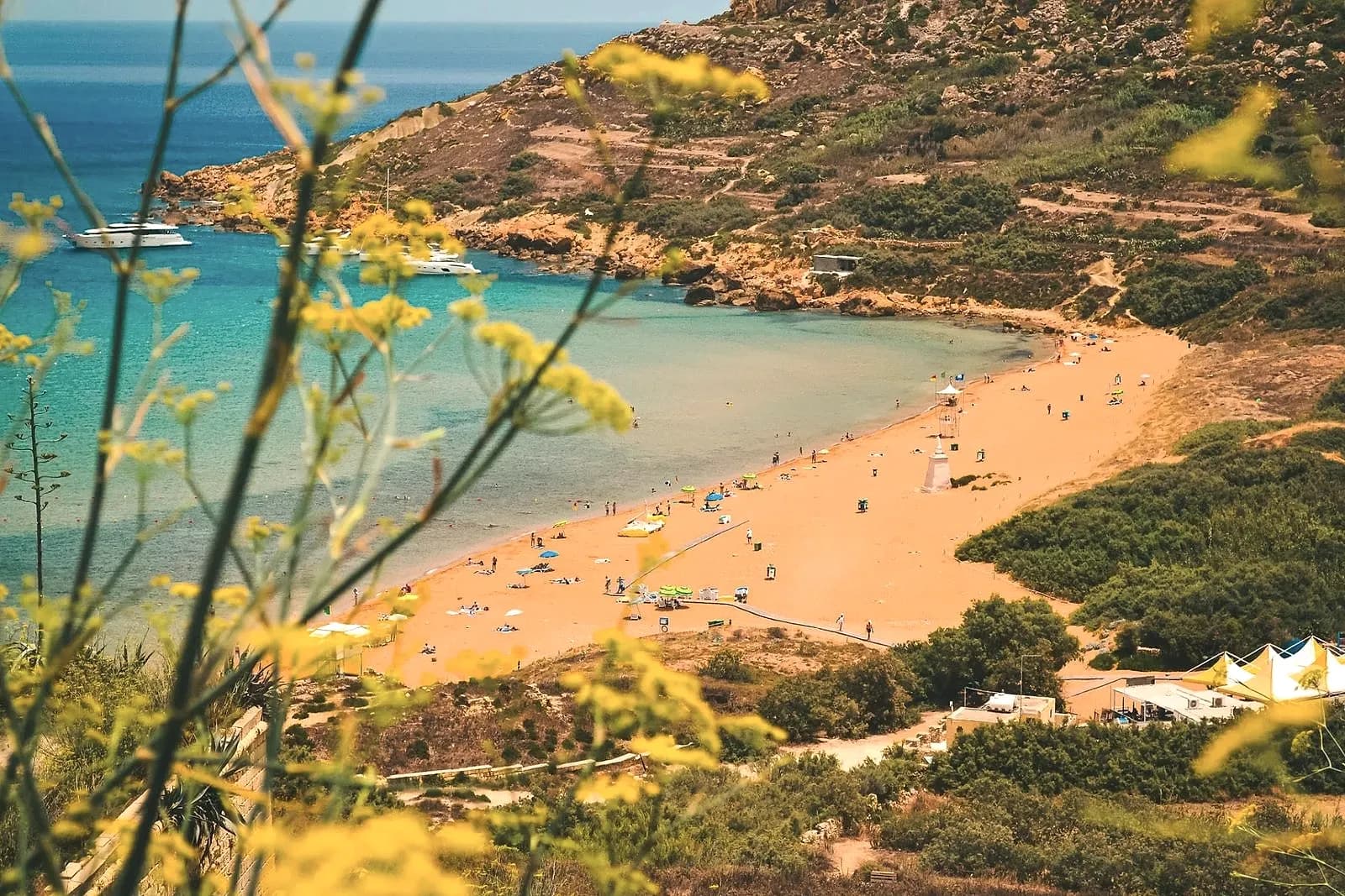 Ramla Bay, en Gozo, con la arena rojiza y el valle verde detrás