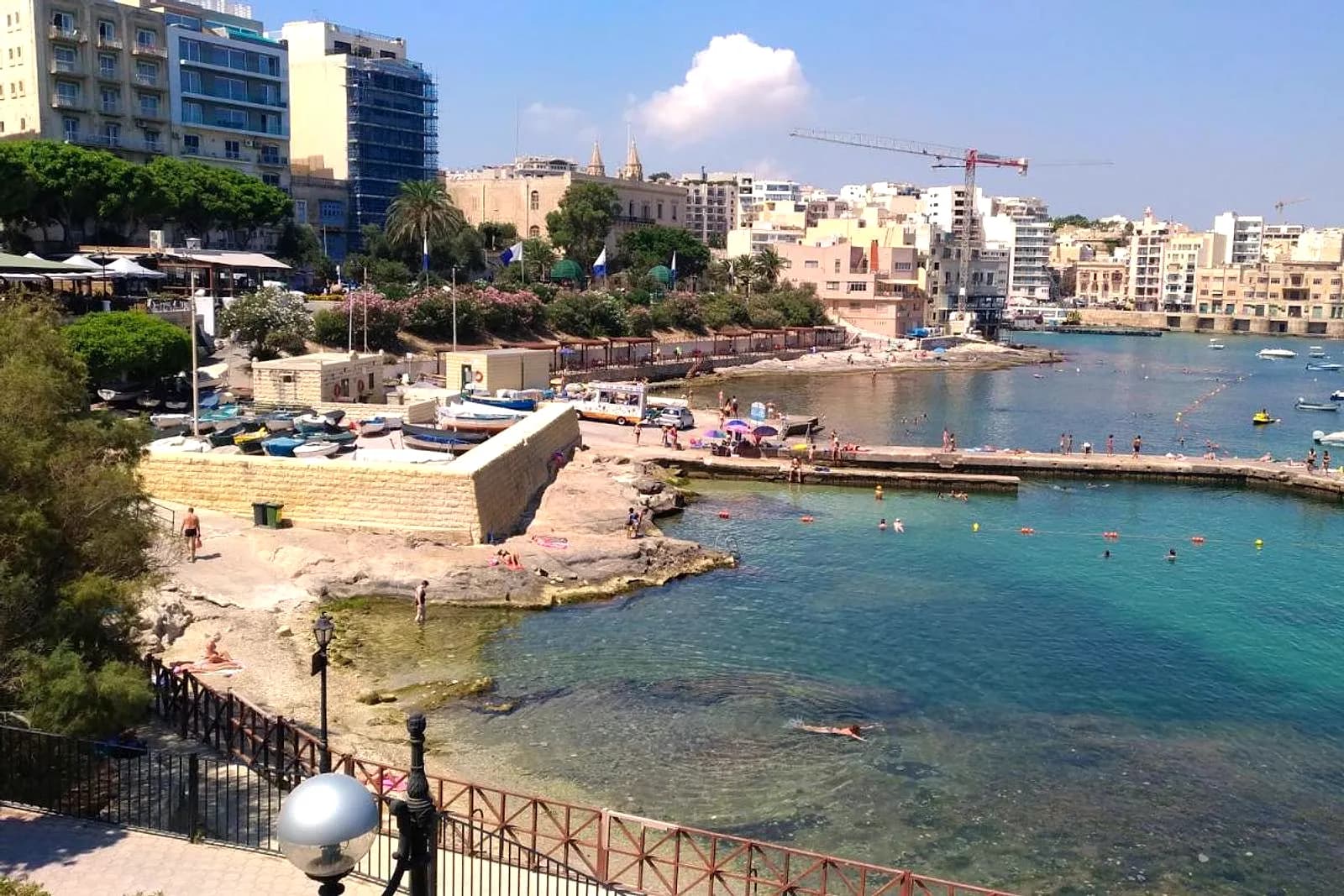 La cala junto a Independence Garden, con el lido, las barcas y los edificios de Sliema