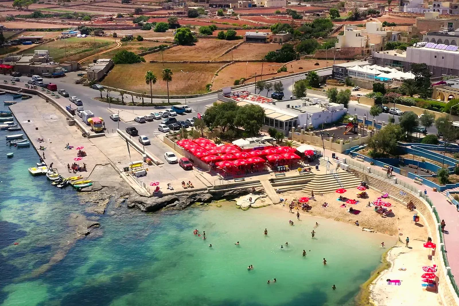 St. Thomas Bay desde el aire, con la playa, las terrazas y las barcas