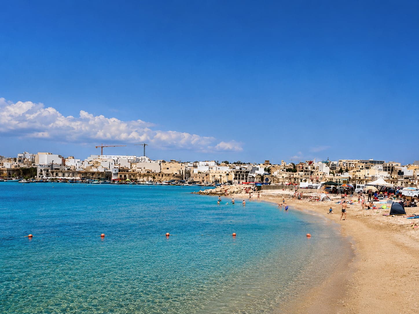 Pequeña playa Ballut ta' Marsaxlokk con dique al fondo
