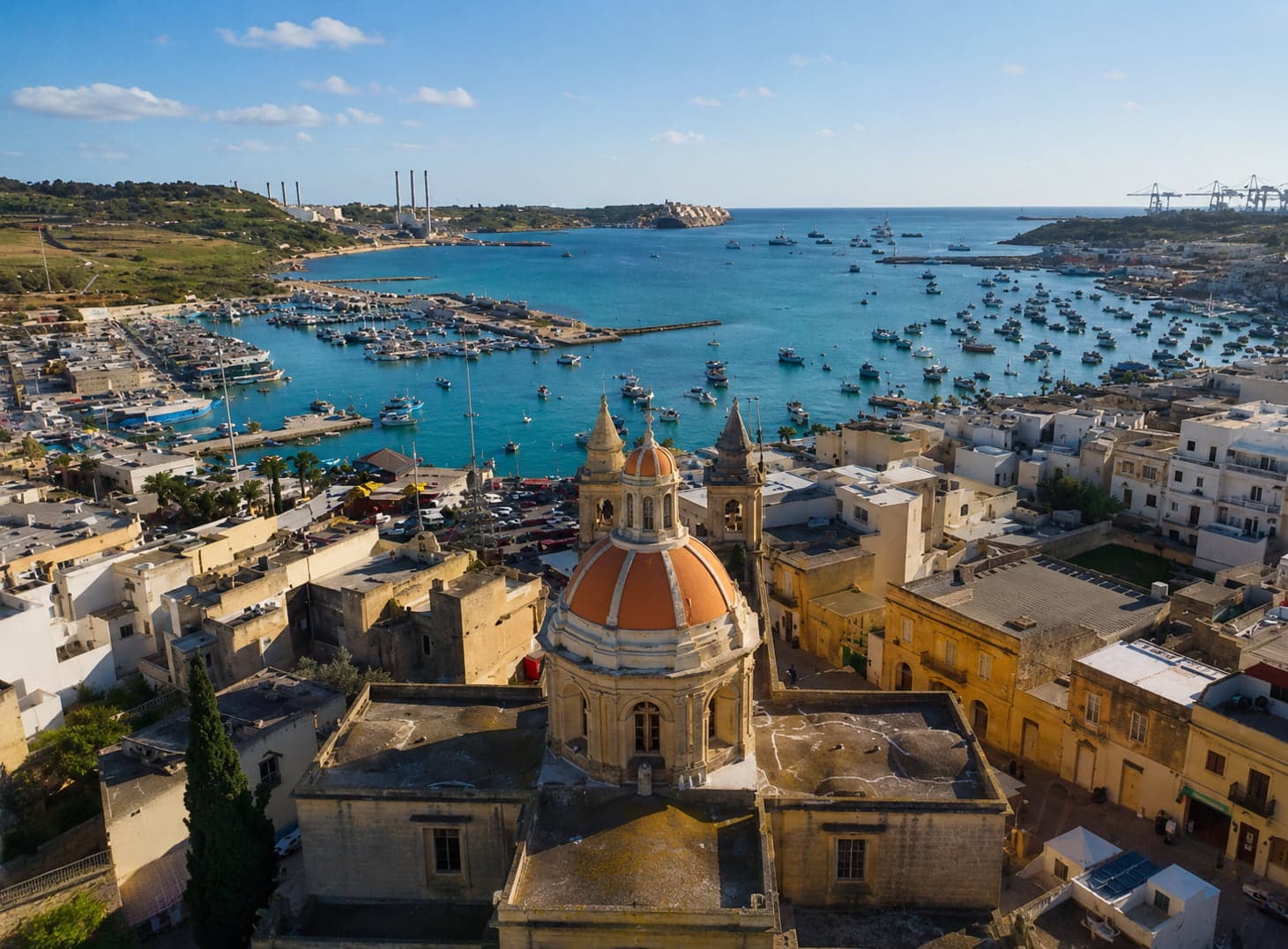 Barcas luzzu de colores en el puerto de Marsaxlokk