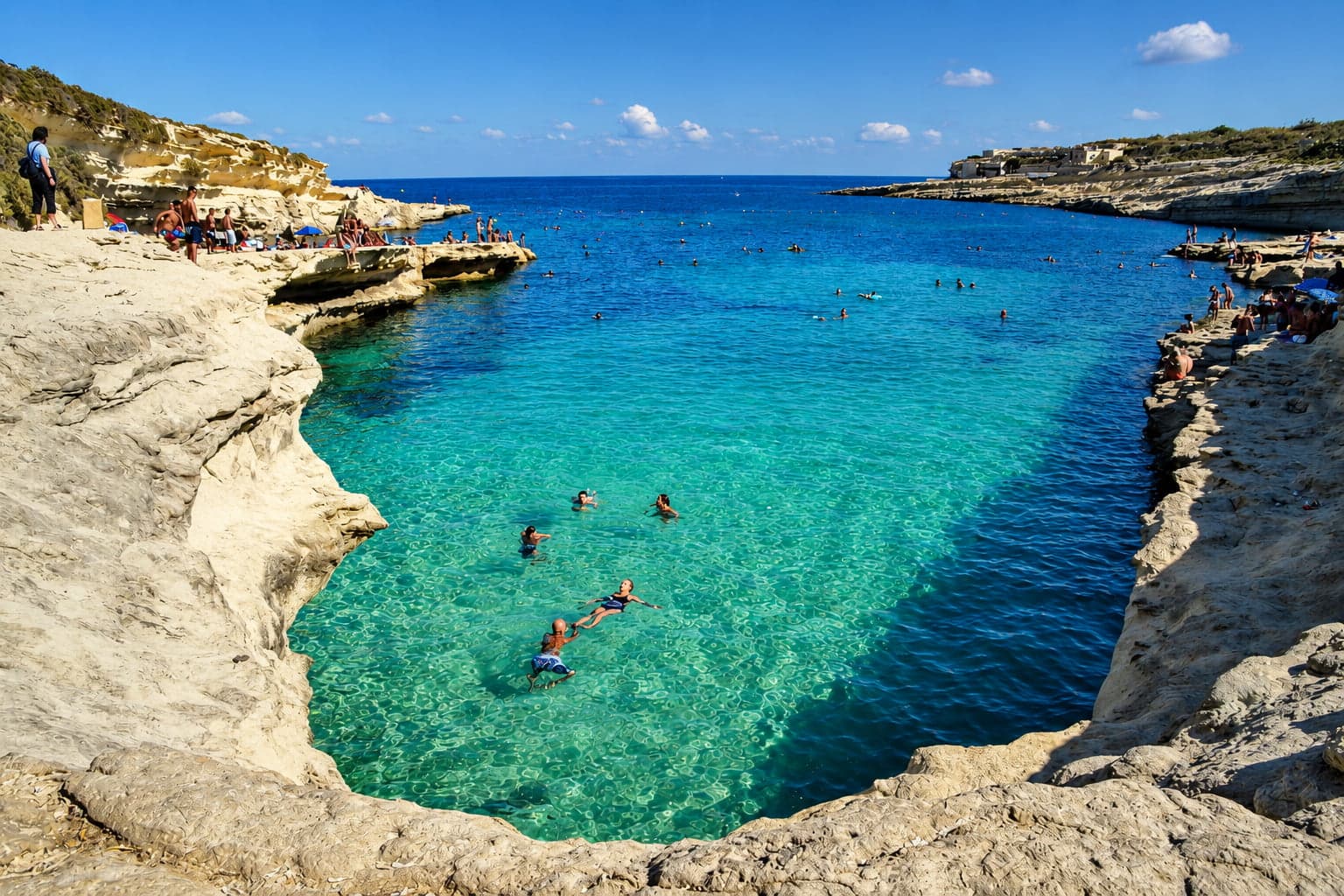 Agua turquesa entre rocas en St Peter's Pool