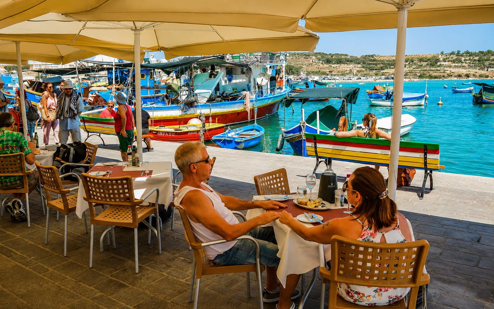 Terrazas con pescado fresco en el puerto de Marsaxlokk