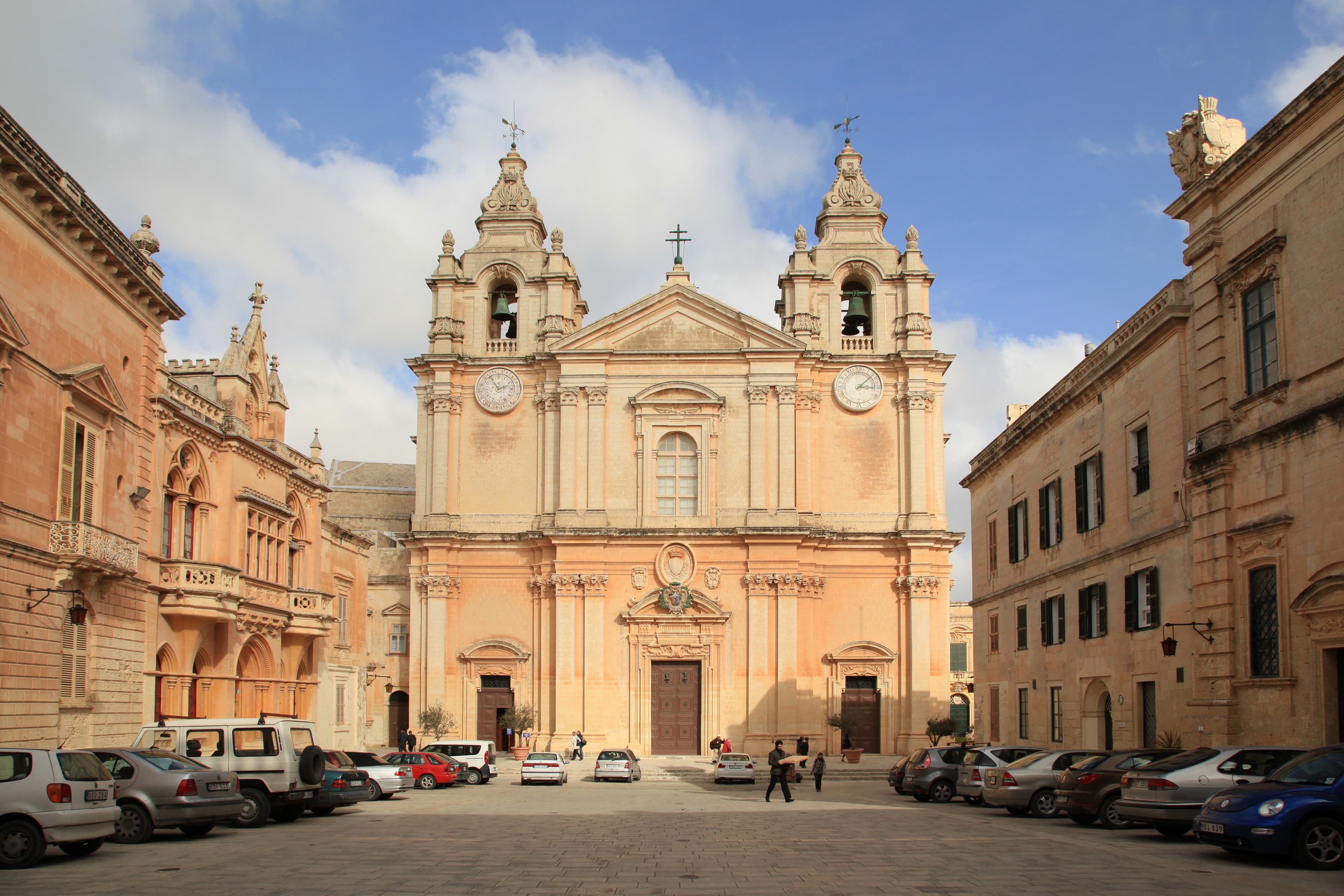 Catedral de San Pablo en la plaza central de Mdina, fachada barroca en piedra dorada