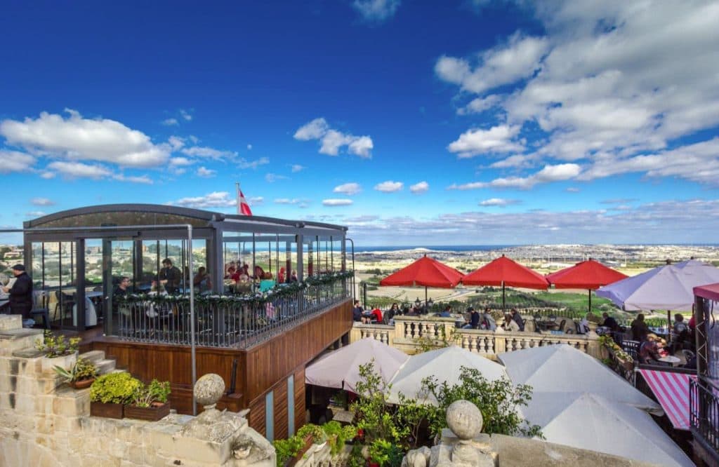 Terraza panorámica del Fontanella Tea Garden en Mdina con vistas a Malta