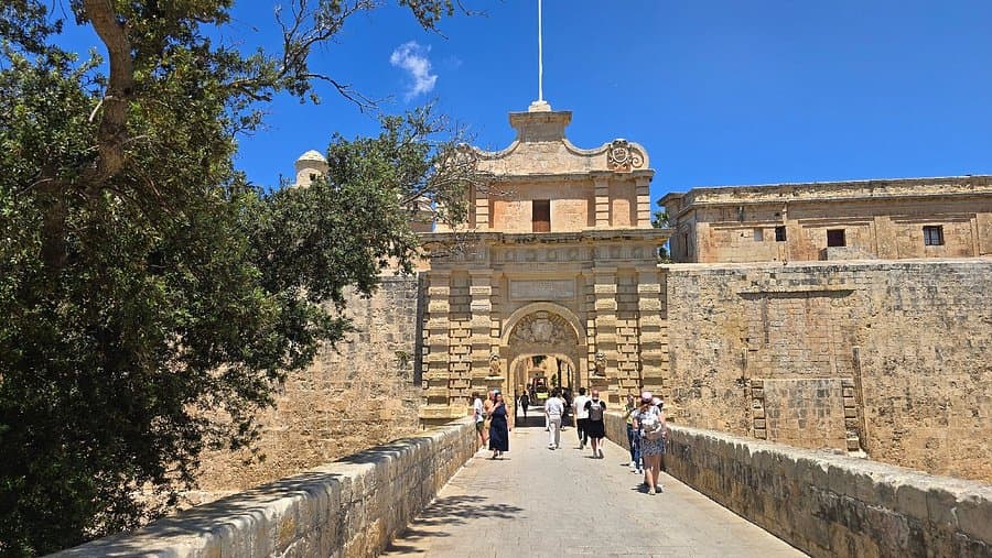Mdina Gate, la puerta principal de la ciudad amurallada de Mdina, escenario de Game of Thrones