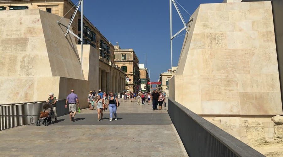 City Gate de Valletta diseñada por Renzo Piano, con el Parlamento de Malta a la derecha