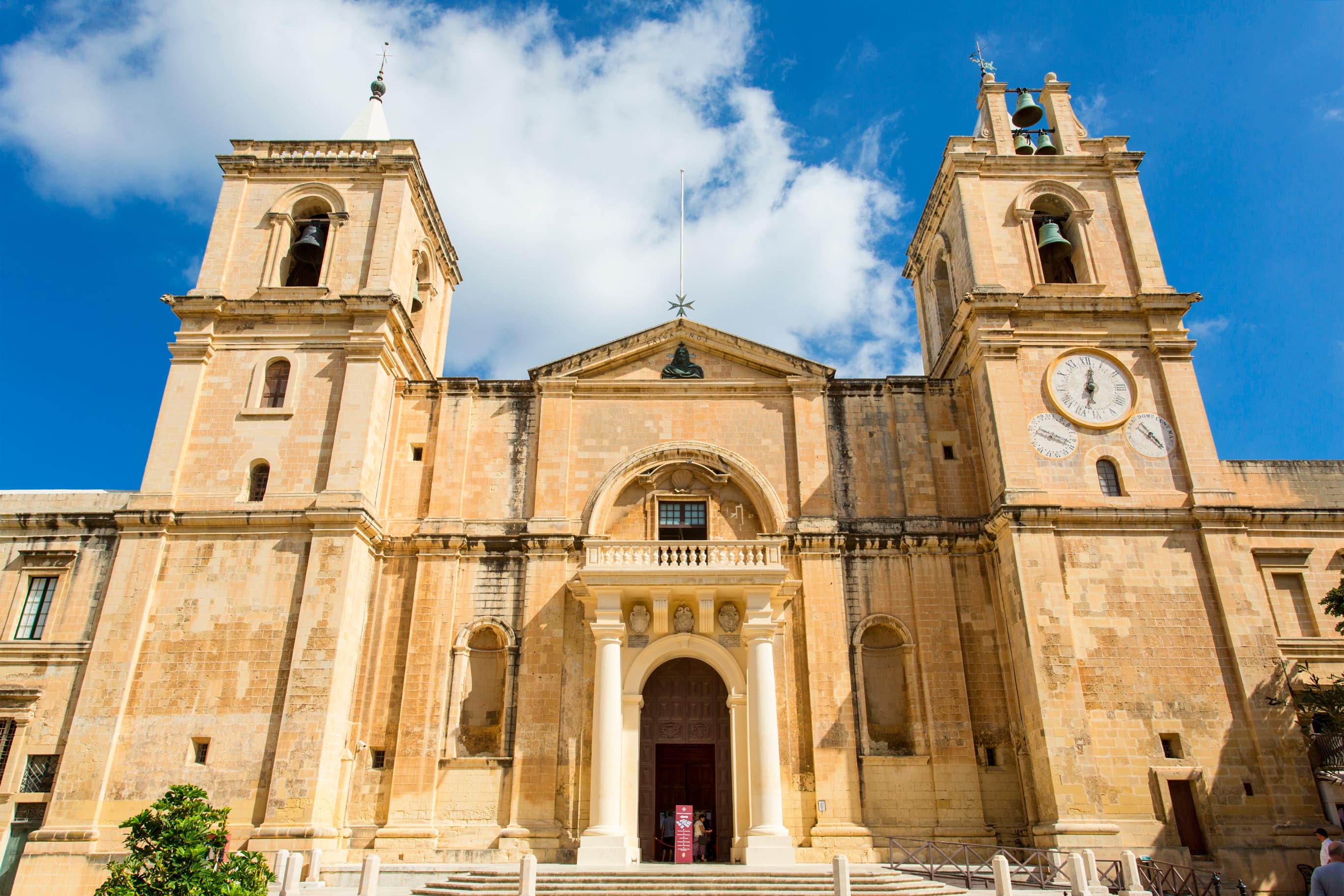 Interior barroco de la Cocatedral de San Juan en Valletta, con techos dorados y suelos de mármol policromado