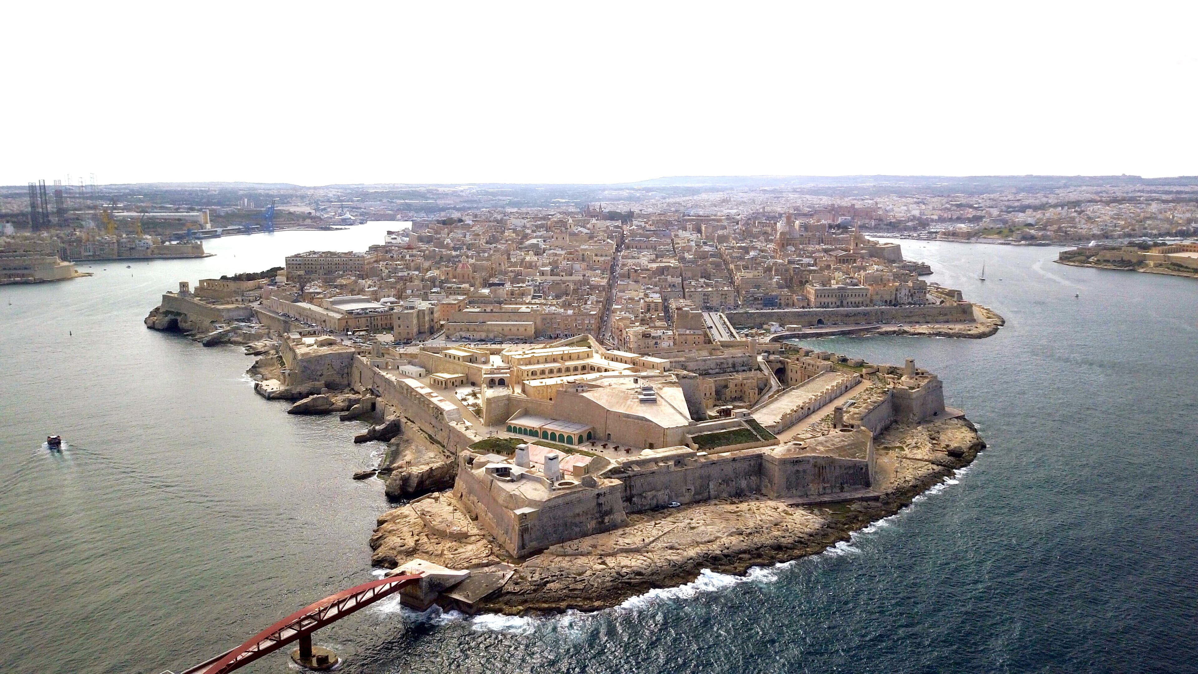 Bastiones de Fort St Elmo en el extremo noreste de Valletta, con el Mediterráneo al fondo