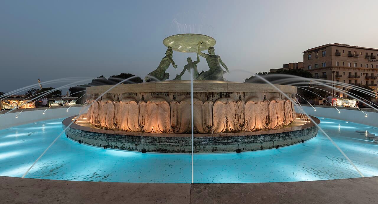 Fuente de Tritón a la entrada de Valletta, con tres tritones de bronce sosteniendo la taza