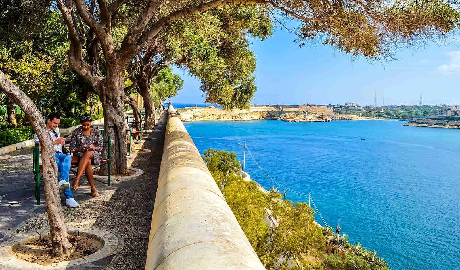 Lower Barrakka Garden de Valletta con el monumento dórico al almirante Ball
