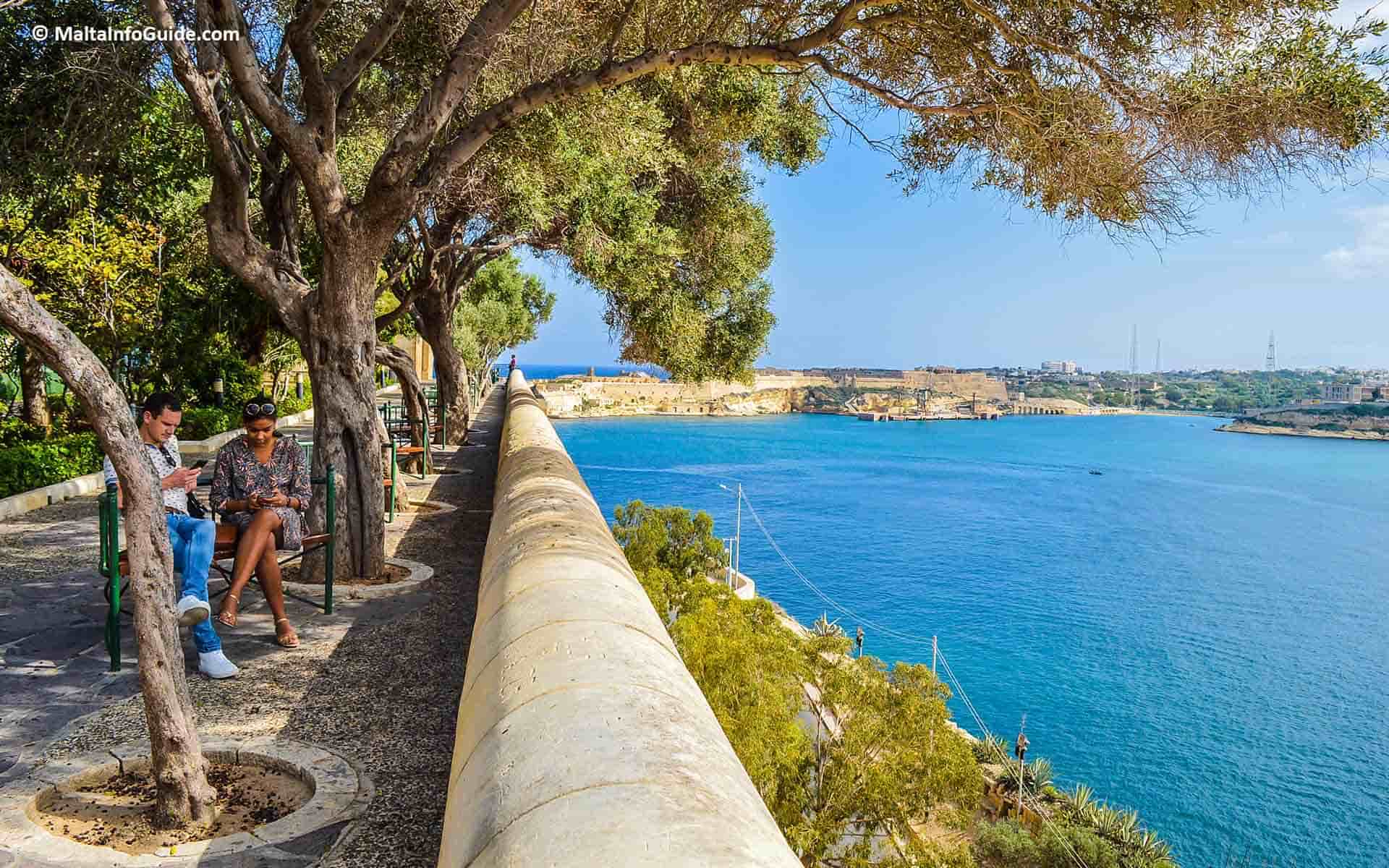 Lower Barrakka Garden de Valletta con el monumento dórico al almirante Ball