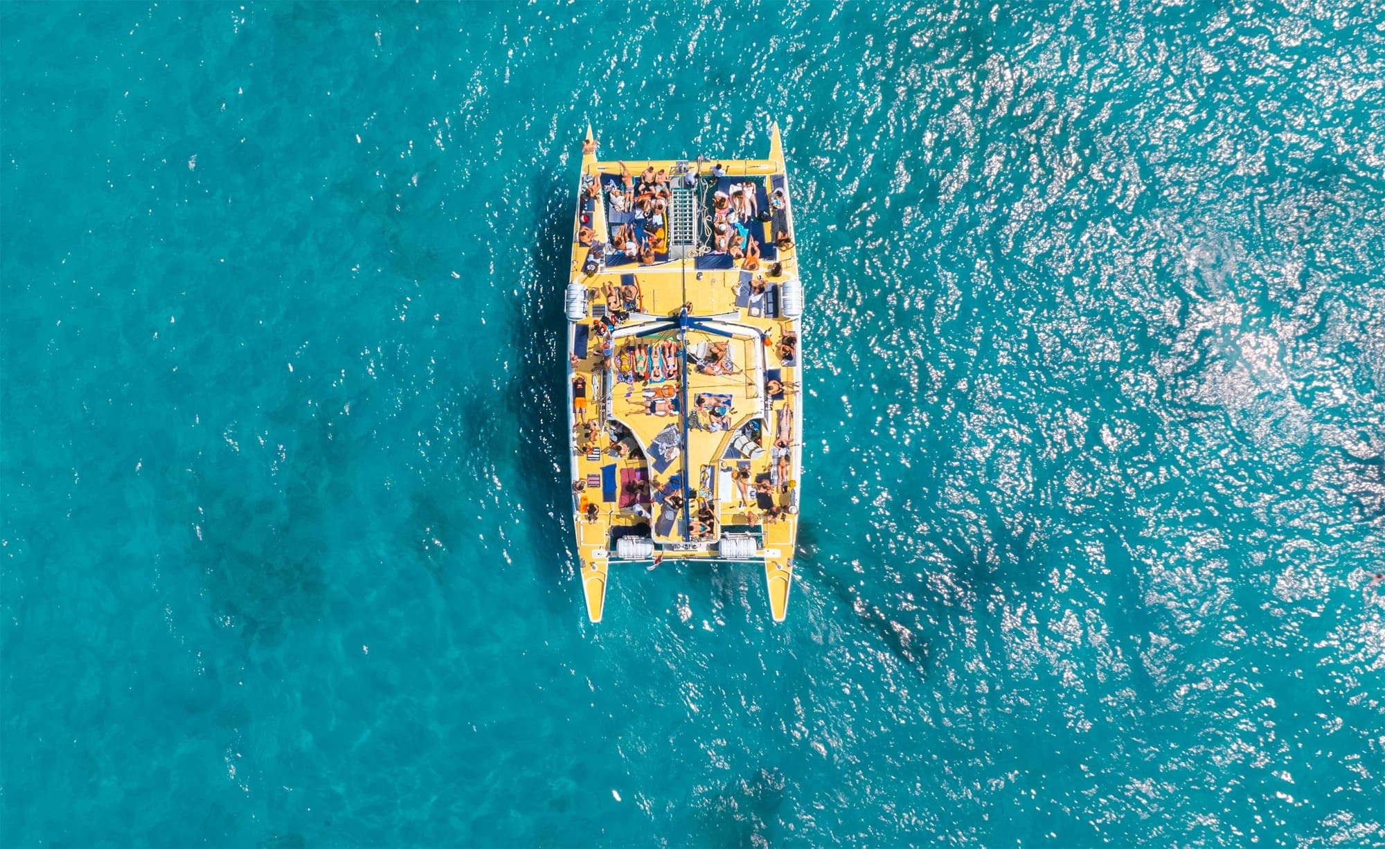 Catamarán con barra libre y buffet - Foto 3