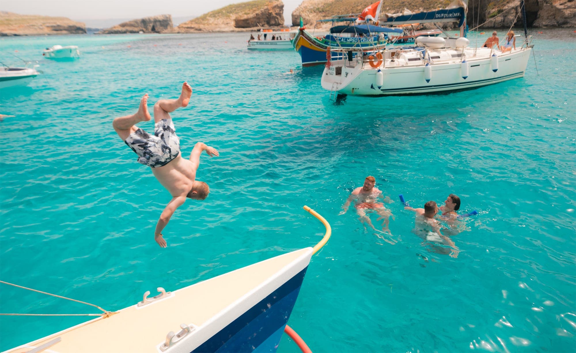 Catamarán con barra libre y buffet - Foto 4