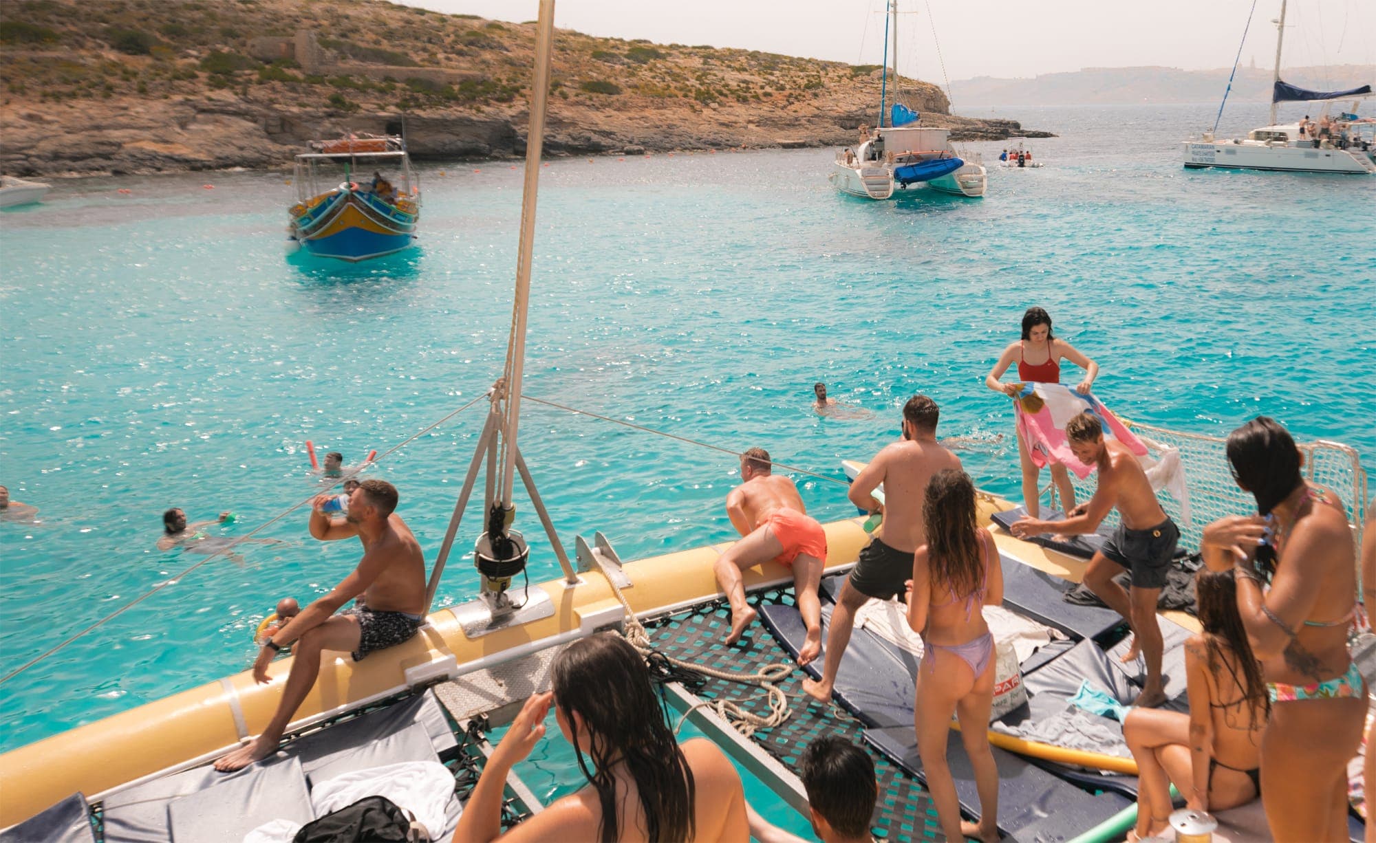 Catamarán con barra libre y buffet - Foto 5