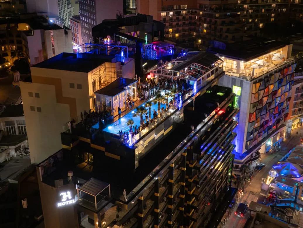 Fiesta en piscina infinita de un rooftop